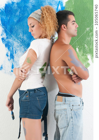 Portrait of couple painting at home 105065740