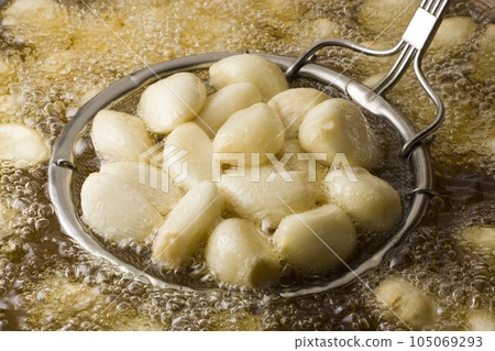 Fried garlic Fried garlic 105069293