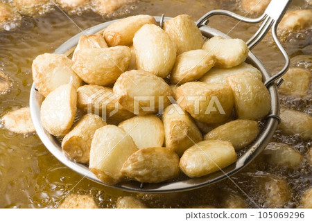 Fried garlic Fried garlic 105069296