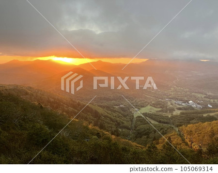 從俯瞰雲海的露台看日出 從俯瞰雲海的露台看日出 105069314