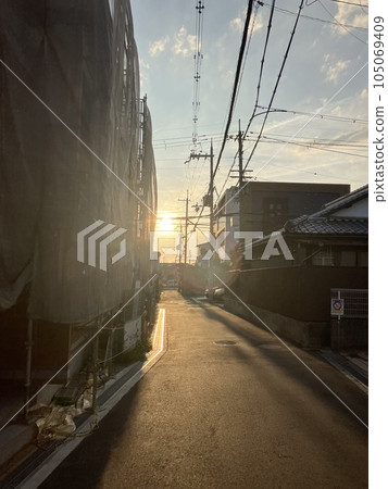 回家的路上，看著暮色的天空和頭頂上的電線 105069409