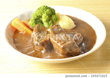 熱燉牛肉配厚片牛舌,配以西蘭花、胡蘿蔔和土豆 熱燉牛肉配厚片牛舌,配以西蘭花、胡蘿蔔和土豆 105071025