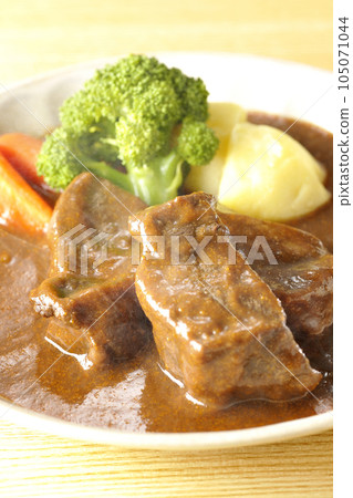 Hot beef stew with thickly sliced beef tongue, garnished with broccoli, carrots and potatoes Hot beef stew with thickly sliced beef tongue, garnished with broccoli, carrots and potatoes 105071044