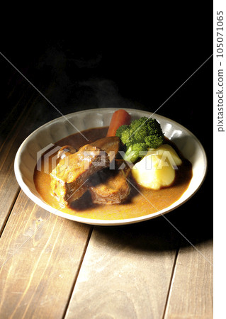 熱燉牛肉配厚片牛舌,配以西蘭花、胡蘿蔔和土豆 熱燉牛肉配厚片牛舌,配以西蘭花、胡蘿蔔和土豆 105071065