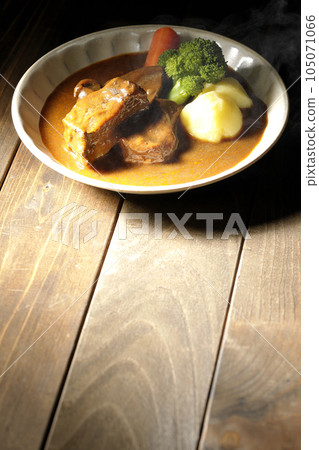 熱燉牛肉配厚片牛舌,配以西蘭花、胡蘿蔔和土豆 熱燉牛肉配厚片牛舌,配以西蘭花、胡蘿蔔和土豆 105071066