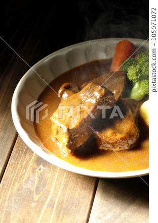 熱燉牛肉配厚片牛舌，配以西蘭花、胡蘿蔔和土豆 105071072