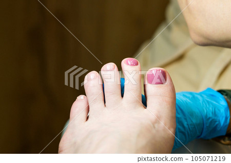 Pedicure. Gel polish coating 105071219