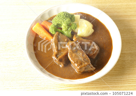 鳥瞰熱騰騰的西蘭花、胡蘿蔔和土豆燉牛肉 105071224