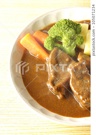 A bird's-eye view of a piping hot beef stew with broccoli, carrots, and potatoes 105071234