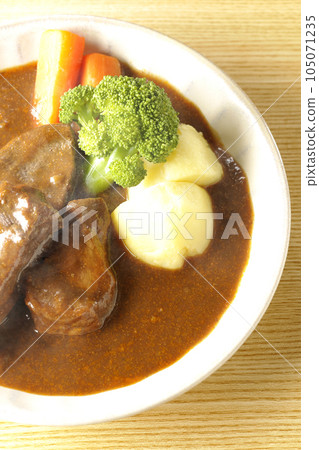 鳥瞰熱騰騰的西蘭花、胡蘿蔔和土豆燉牛肉 鳥瞰熱騰騰的西蘭花、胡蘿蔔和土豆燉牛肉 105071235