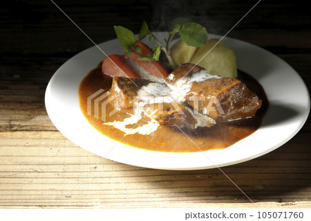 熱燉牛肉配西洋菜、胡蘿蔔、土豆配菜和厚切奶油牛舌 熱燉牛肉配西洋菜、胡蘿蔔、土豆配菜和厚切奶油牛舌 105071760