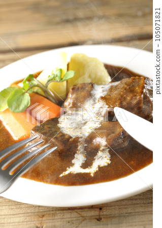 熱燉牛肉配豆瓣菜、胡蘿蔔、土豆和鮮奶油以及厚牛舌，用刀叉 105071821