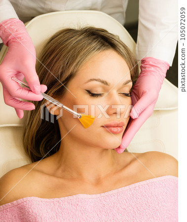Face peeling procedure Face peeling procedure 105072059
