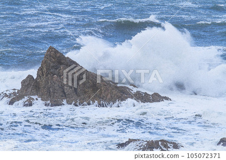 Rough waves of the Sea of Japan in winter Watercolor painting Rough waves of the Sea of Japan in winter Watercolor painting 105072371