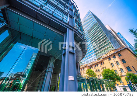 日本東京城市景觀七月。酷暑...東京丸之內大樓和新丸之內大廈玻璃窗倒映的東京站景色 105073782