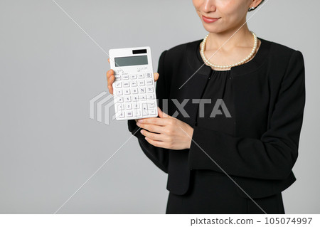 手頭穿著喪服計算器的女人 105074997