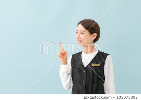 穿著制服的女人指著 105075002