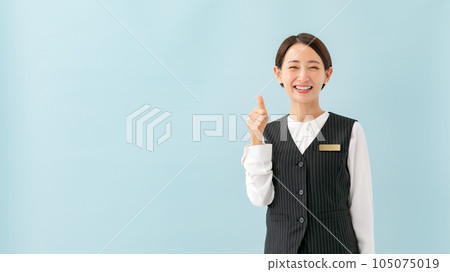 統一婦女的豎起大拇指 105075019