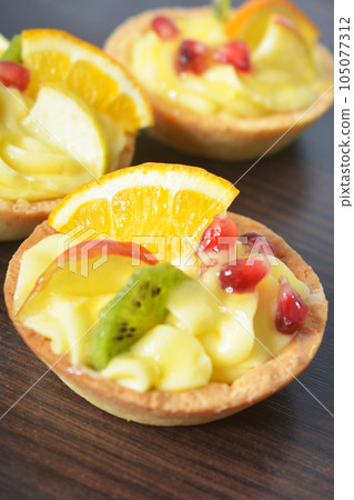 cake with cream and fruit in a basket cake with cream and fruit in a basket 105077312