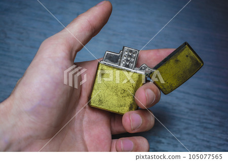 hand-held golden folding lighter hand-held golden folding lighter 105077565
