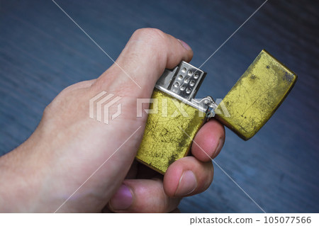 hand-held golden folding lighter hand-held golden folding lighter 105077566
