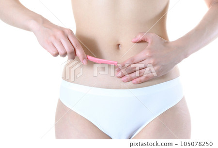 穿內衣的女性下半身帶工字剃須刀、廢毛治療、護理、醫美脫毛、脫毛、下腹部修剪 105078250