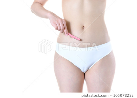 Lower body of a woman in underwear with an I-shaped razor, waste hair treatment, care, medical beauty hair removal, hair removal, lower abdomen trimming up 105078252
