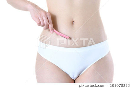 Lower body of a woman in underwear with an I-shaped razor, waste hair treatment, care, medical beauty hair removal, hair removal, lower abdomen trimming up 105078253