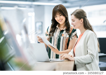 全球商業形象 女商人在辦公室說話 105080127