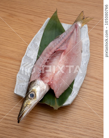 打開梭魚用鹽燒烤 105080766