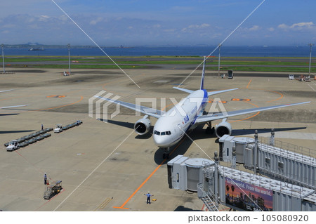 客機抵達。編組員引導飛機。地勤人員。客機已抵達。 105080920