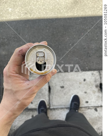 拿著咖啡的男人 105081269