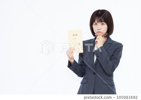Business woman in her thirties who is worried about holding a salary bag in front of a white background 105081692