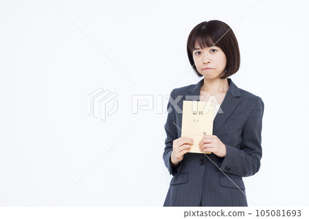 Business woman in her thirties who is worried about holding a salary bag in front of a white background 105081693