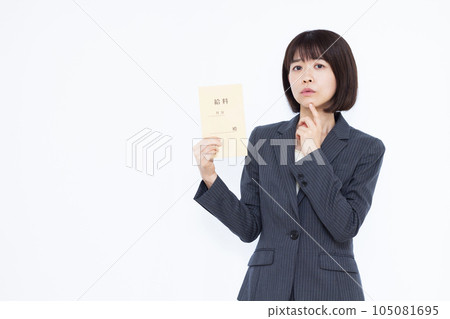 Business woman in her thirties who is worried about holding a salary bag in front of a white background Business woman in her thirties who is worried about holding a salary bag in front of a white background 105081695