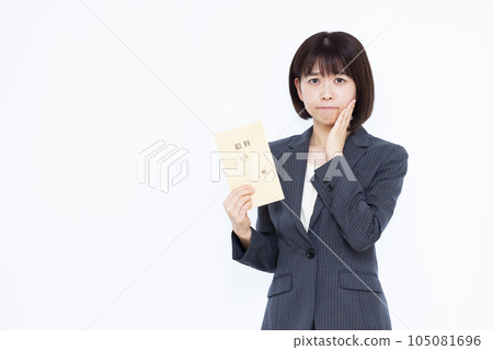 Business woman in her thirties who is worried about holding a salary bag in front of a white background 105081696