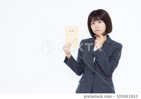 A business woman in her thirties who is worried about her salary bag in front of a white background A business woman in her thirties who is worried about her salary bag in front of a white background 105081803