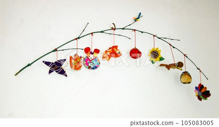 Goldfish, butterflies and dragonfly pinwheels made from short-necked clams attached to bamboo 105083005