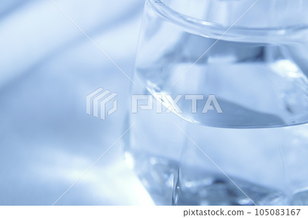 杯子，玻璃，礦物質，水合作用，清水，玻璃杯中的水，空白，字母空間 105083167