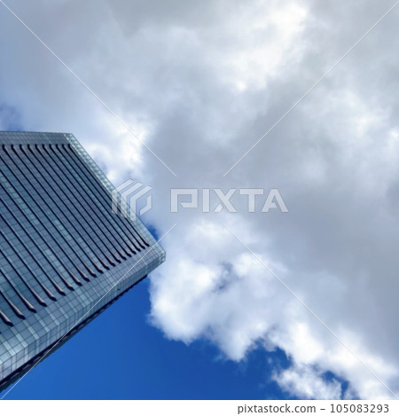 多雲的天空 105083293