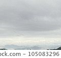 透過雲層看到的山脈 105083296