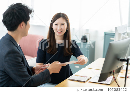 送文件的女上班族 送文件的女上班族 105083422