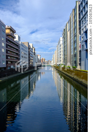 城市河流、藍天和建築物 城市河流、藍天和建築物 105083623