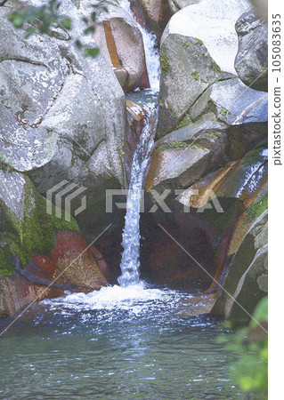 水流雕刻的岩石風景鳥取縣赤羽川洞穴群水彩畫 105083635