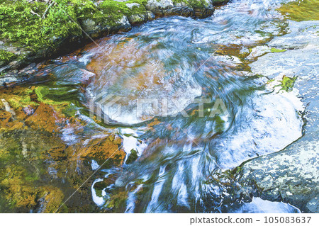水流雕刻的岩石風景鳥取縣赤羽川洞穴群水彩畫 水流雕刻的岩石風景鳥取縣赤羽川洞穴群水彩畫 105083637