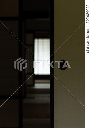 復古老民居日本形象的 Fusuma 105084065