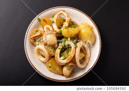 Stir-fried Butter and Soy Sauce (Squid, Scallops and Potatoes) 105084392