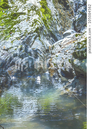 水流雕刻的岩石風景鳥取縣赤羽川洞穴群水彩畫 水流雕刻的岩石風景鳥取縣赤羽川洞穴群水彩畫 105084562