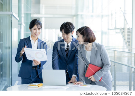 Men and women playing business meetings Men and women playing business meetings 105084567