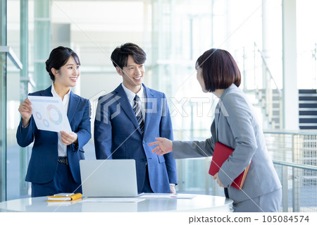 男人和女人玩商務會議 105084574